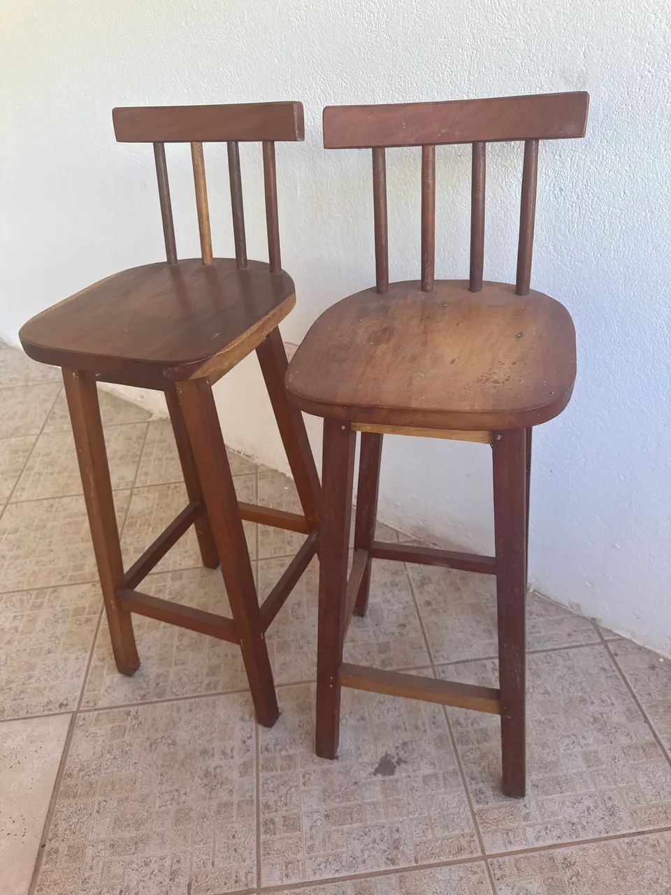 2 Banquetas rústicas de madeira 