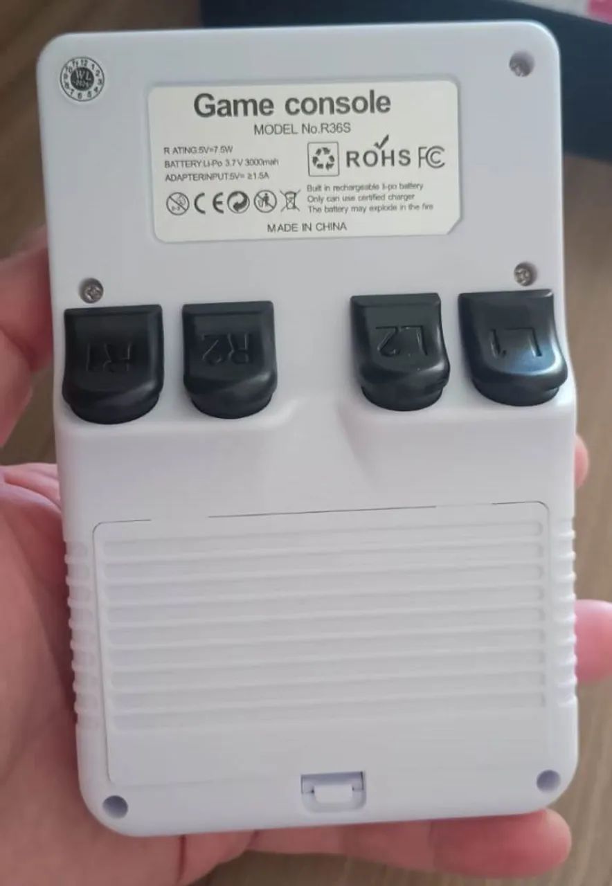 Console De Jogos Retro R36S Com Sistema Linux Tela 3,5 Polegadas 64Gb Cor Branco Ou Roxo - Foto 3