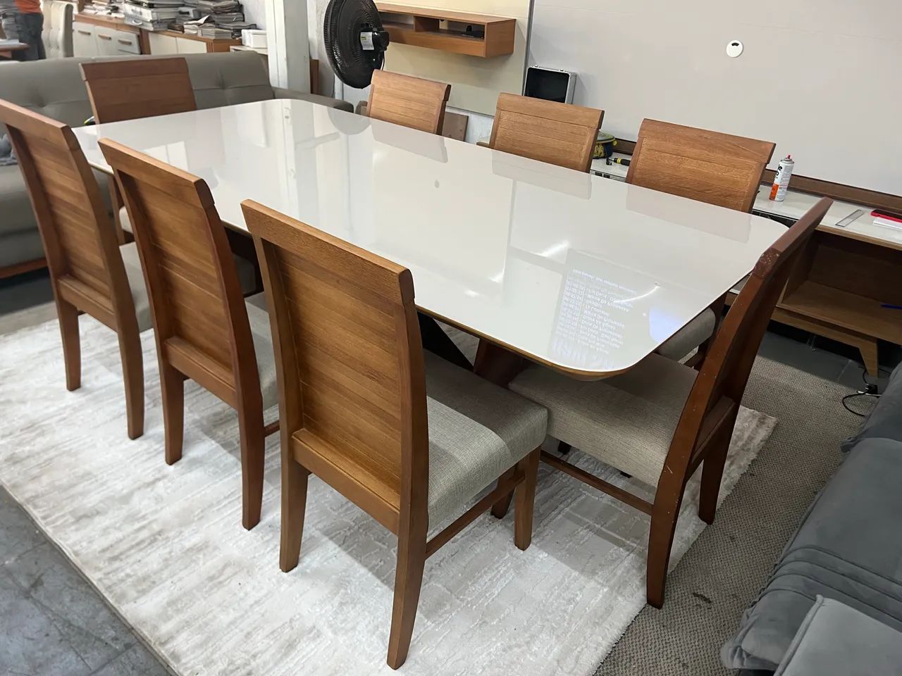 Mesa resistente de madeira