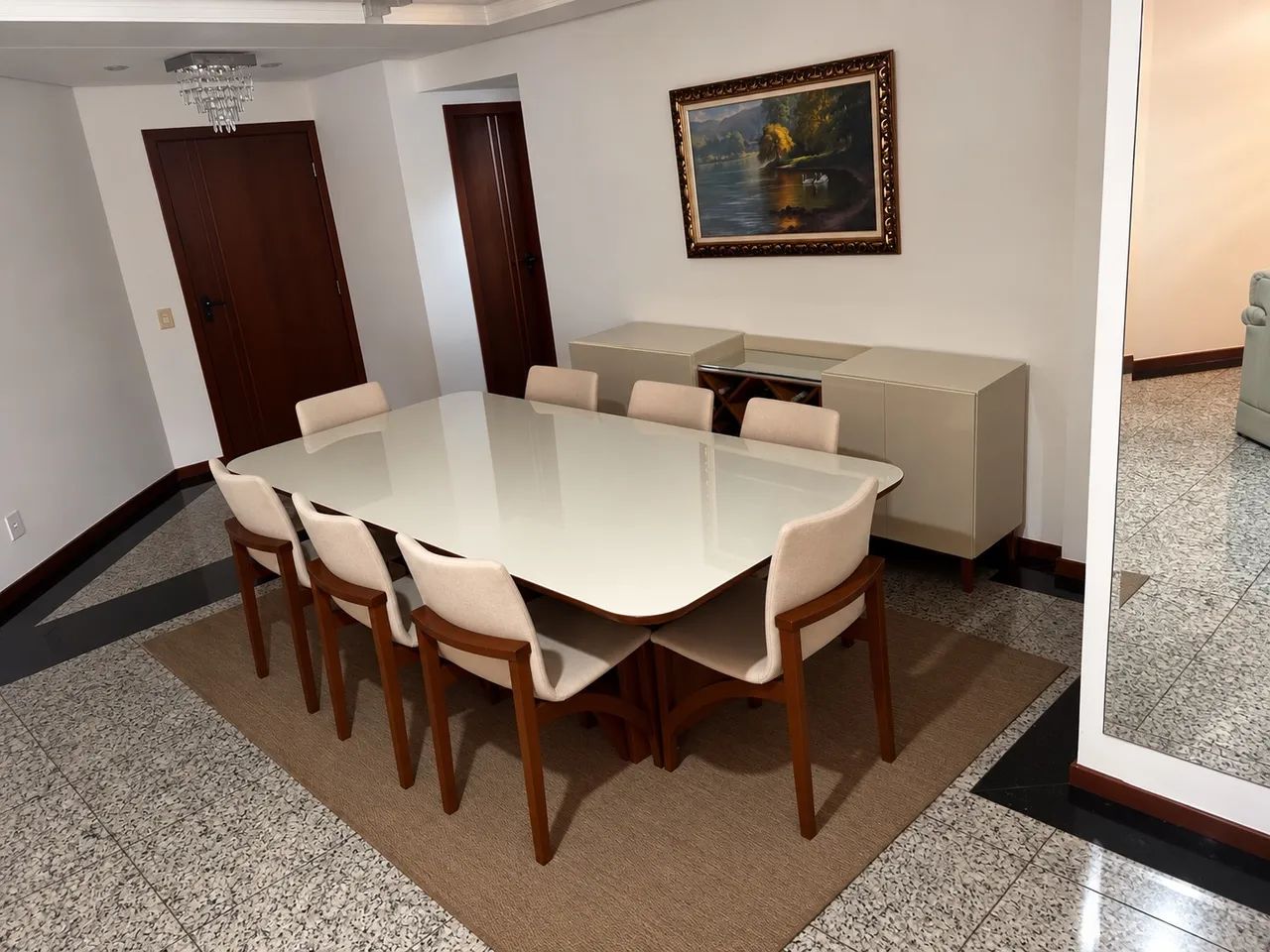 Mesa, cadeiras, tapete e rack para sala de jantar.