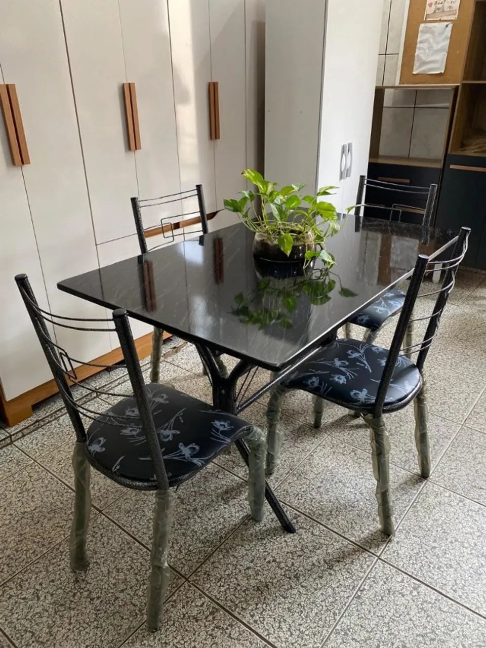 Mesa de Cozinha Marmorizada com 4 Cadeiras Nova, Entrego 