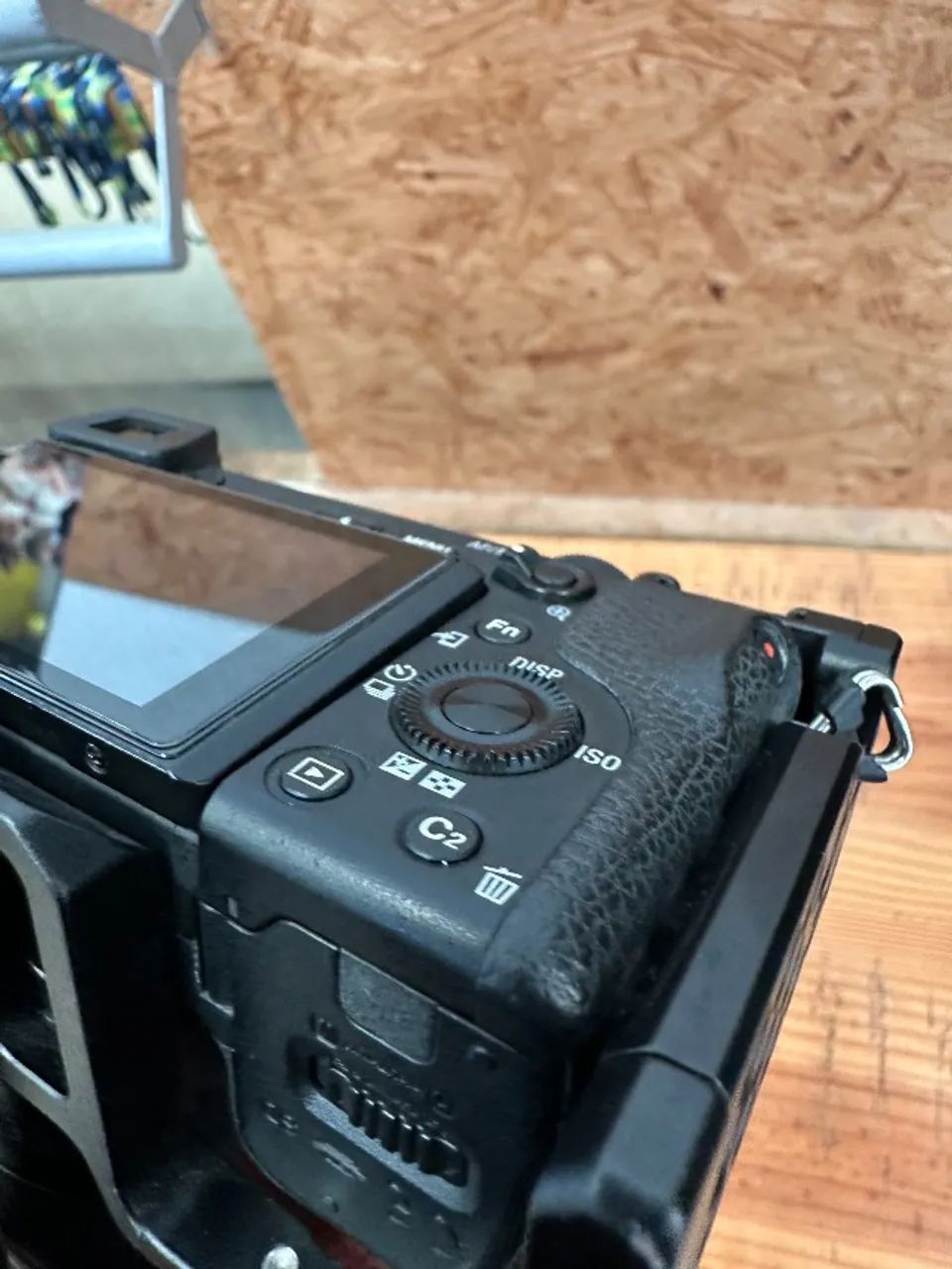 Sony A6300 (corpo) + Cage + 4 baterias