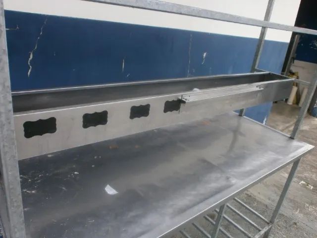 mesa com tampo em inox- com espaço para cubas -codimentadora e 2 prateleiras sobre o tampo - Foto 2