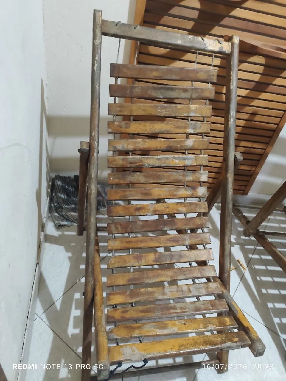 Vendo 2 espreguiçadeira de madeira maciça usada, sendo uma com avaria. - Foto 2