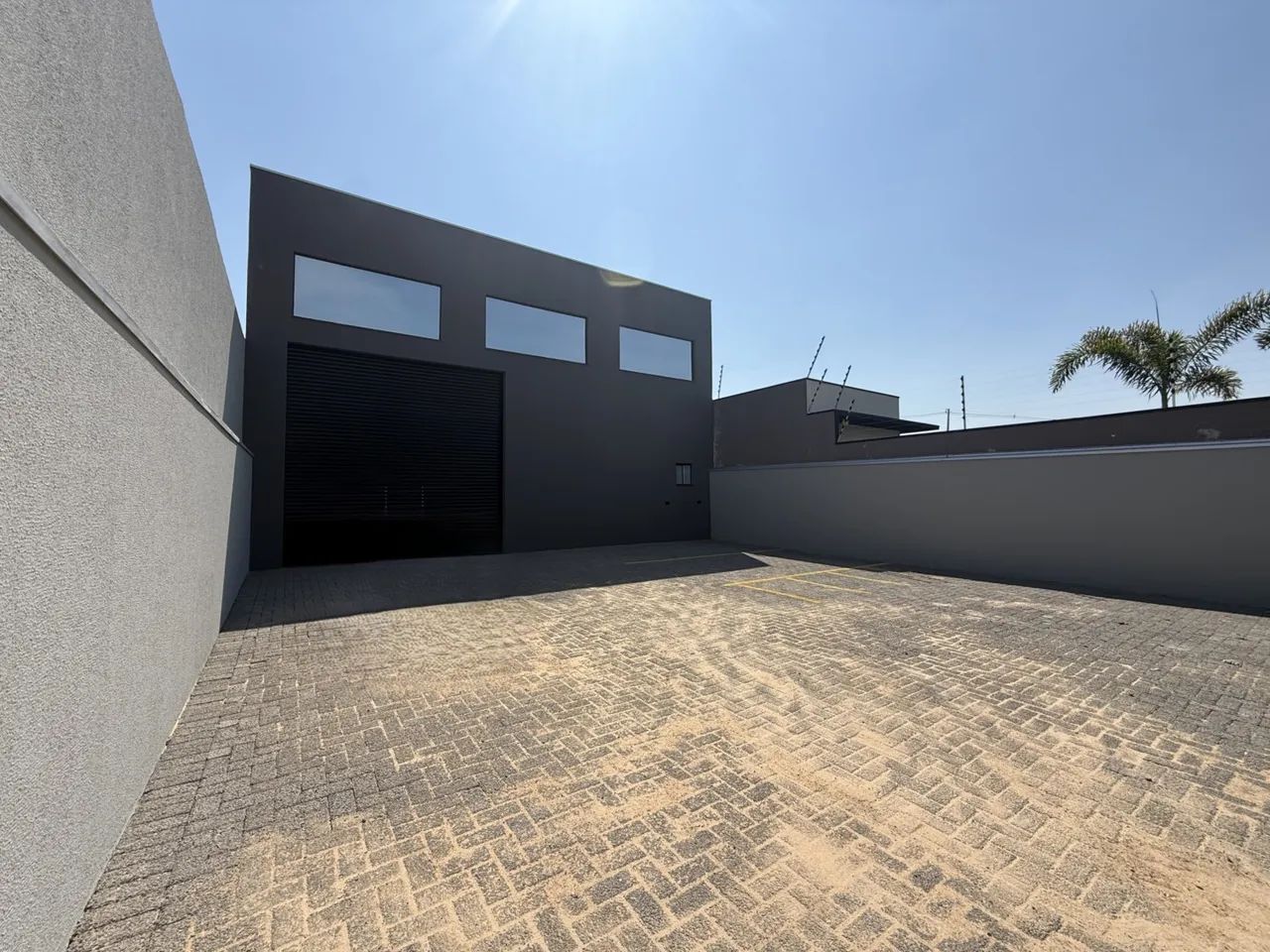 GALPÃO COMERCIAL COM 129M2 NA REGIÃO NORTE DE LONDRINA - Foto 2