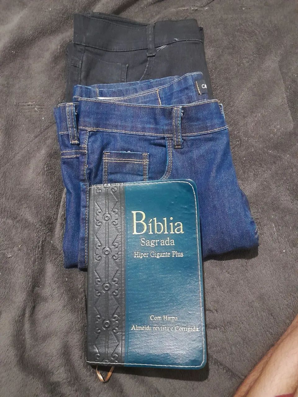2 calça e uma bíblia nova 