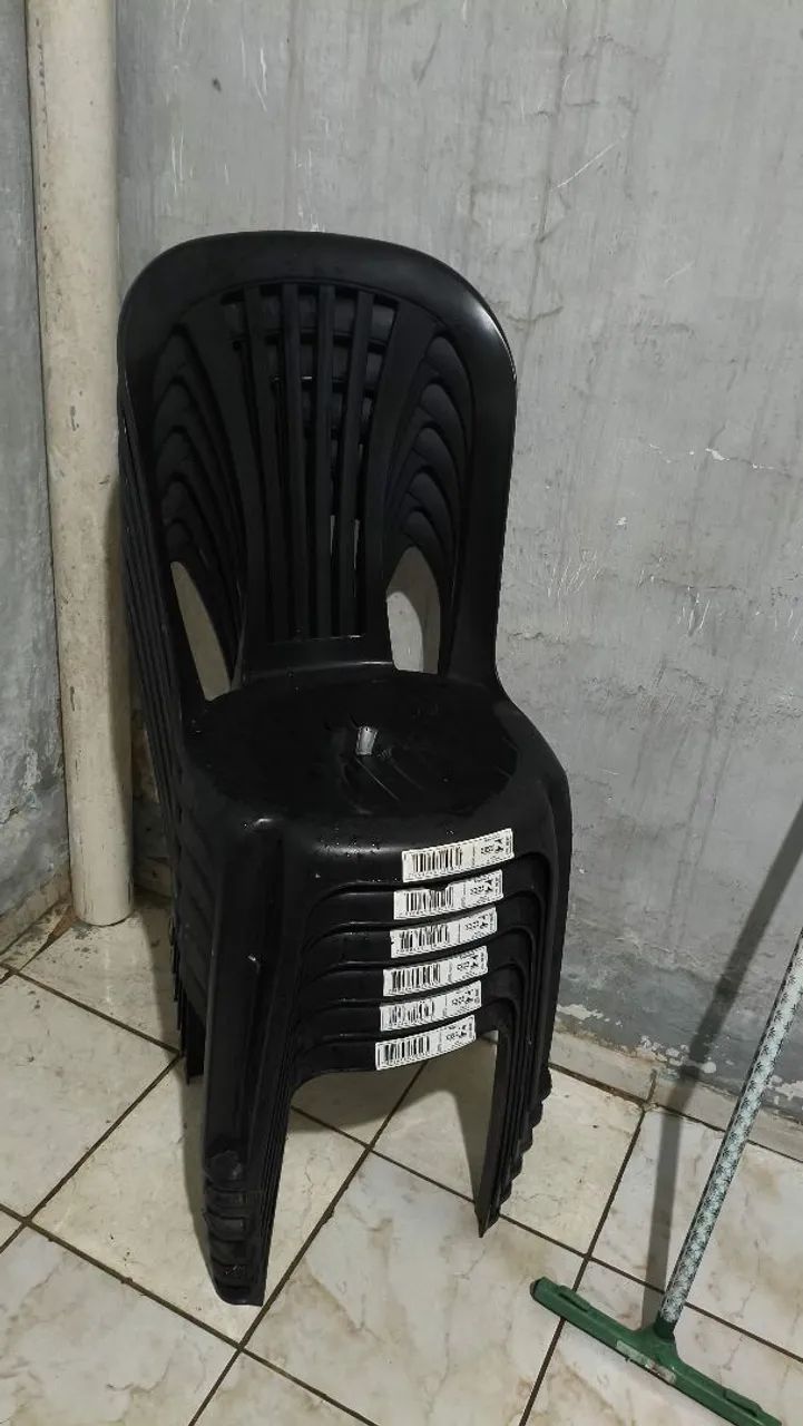 6 Cadeiras de plástico pretas. 80$