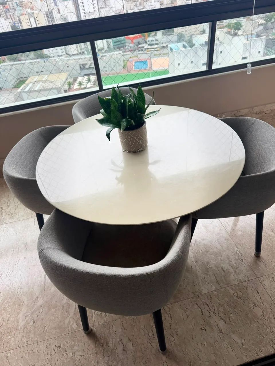 Mesa com 4 cadeiras 
