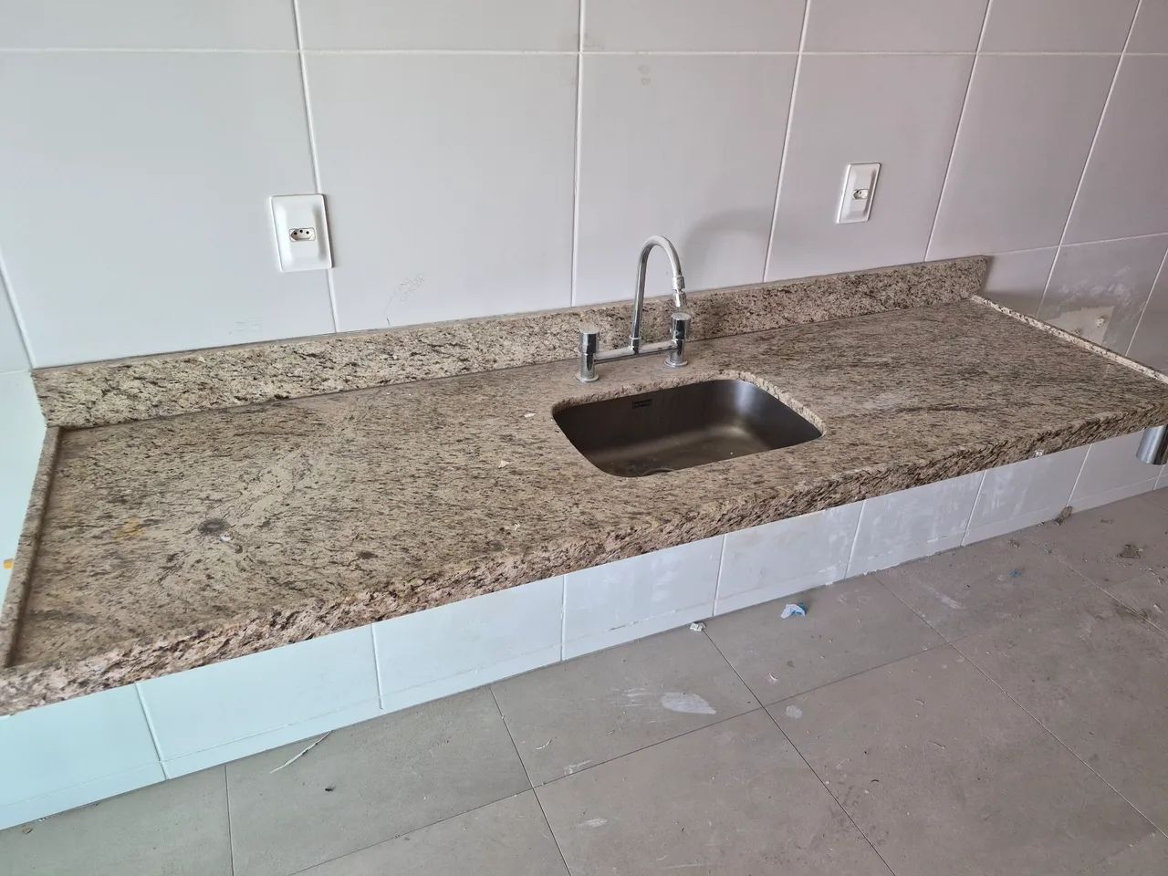 Bancada nova de granito Santa Cecília 