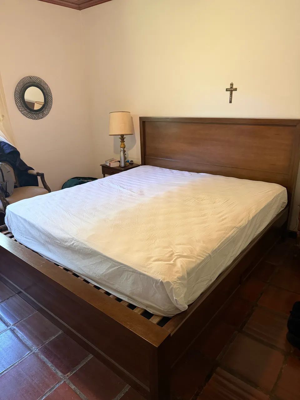 Linda Cama King em madeira maciça. Praticamente de graça!!  - Foto 2