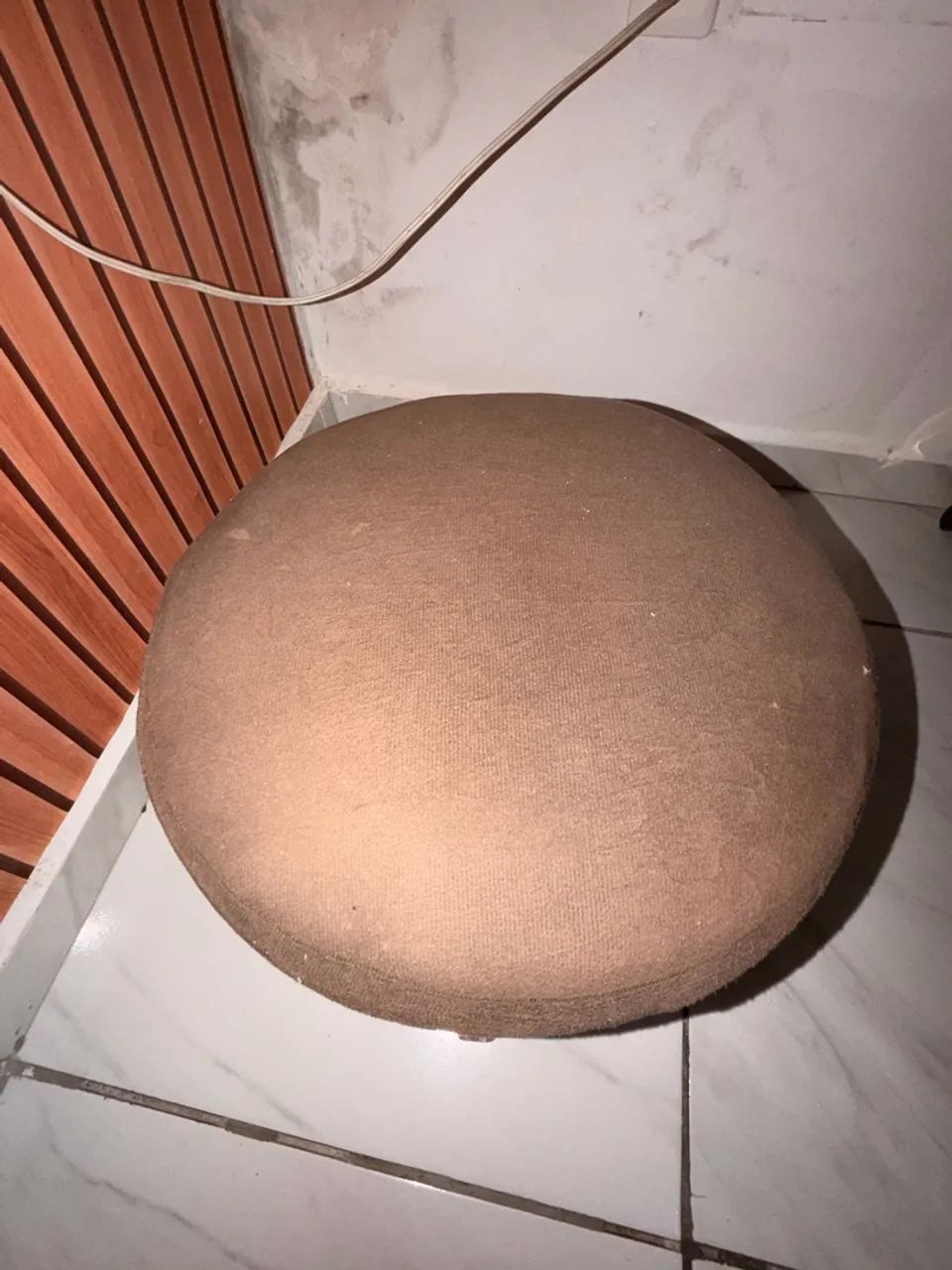 PUFF REDONDO ESTOFADO COM PÉS DE MADEIRA  - Foto 3