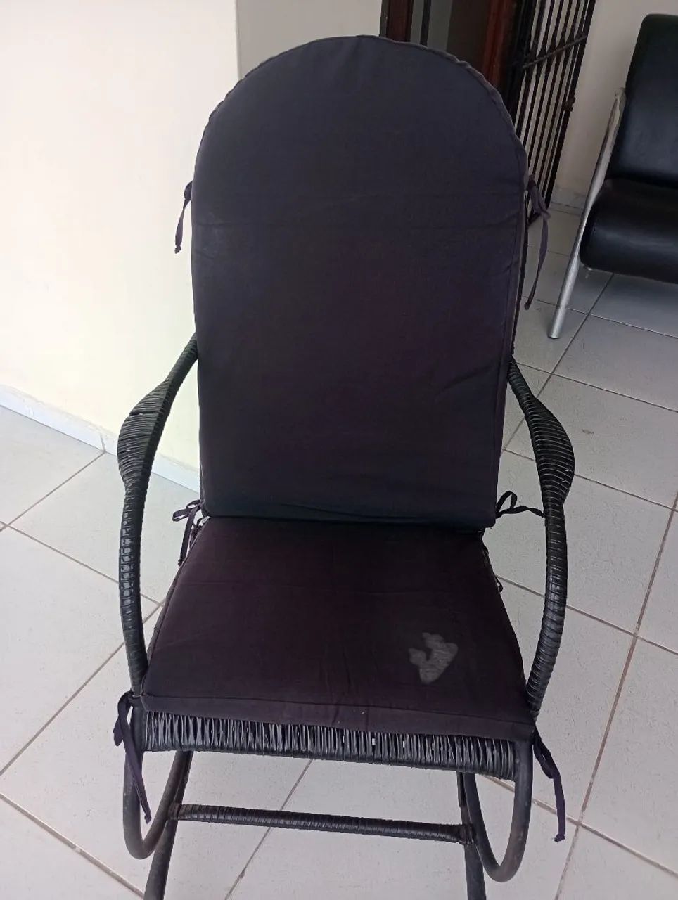 CADEIRA DE BALANÇO COM ALMOFADA  - Foto 2