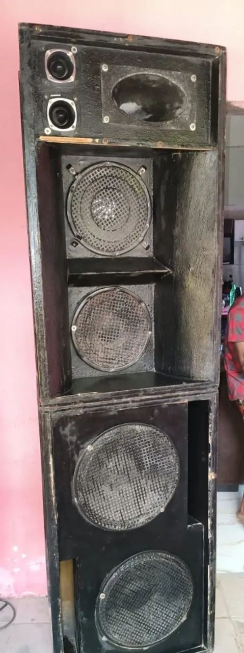Vendo somente caixa de som com mesa de som de 6 canais - Foto 2