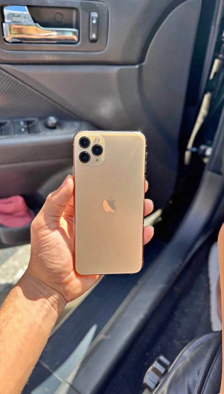Vendo ou troco IPhone 11 Pro Max - Foto 2