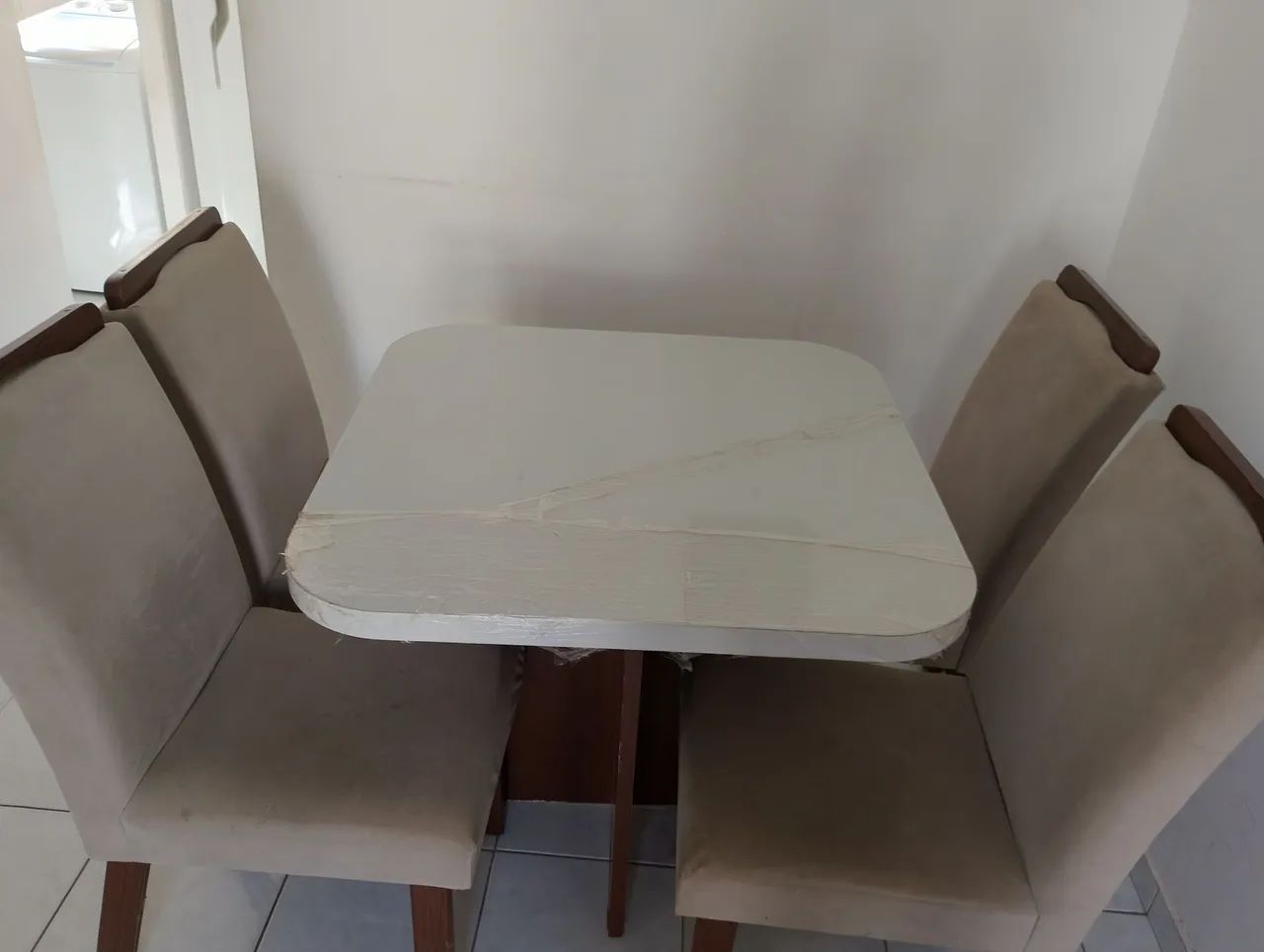 Vendo conjunto de mesa com 4 cadeiras. - Foto 4