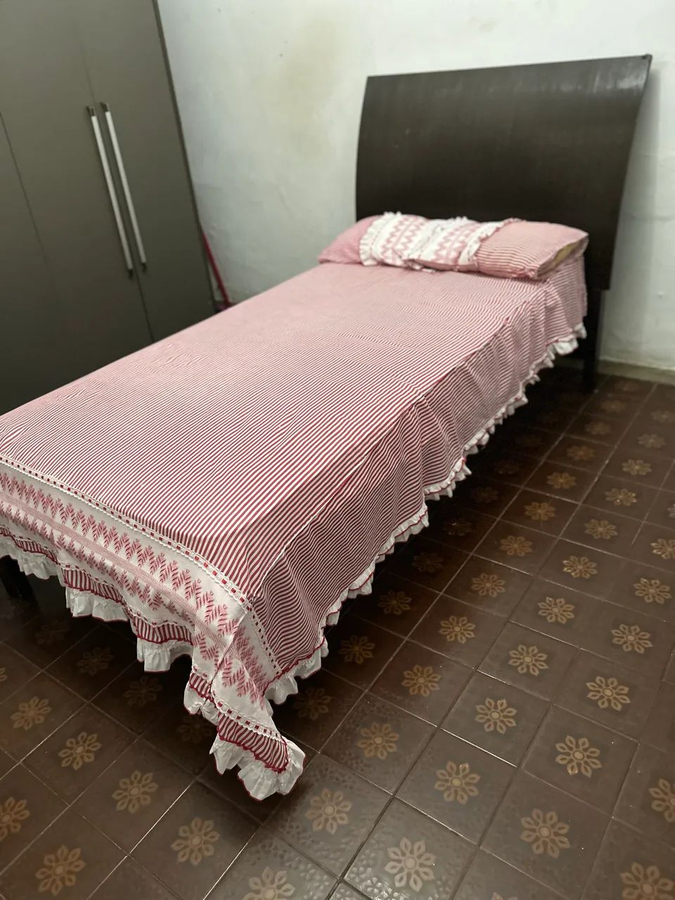 Cama com Colchão D33 Seminovo 