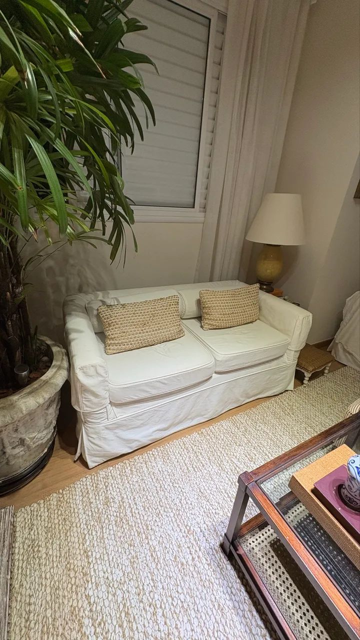 Sofá de dois lugares com capa de brim