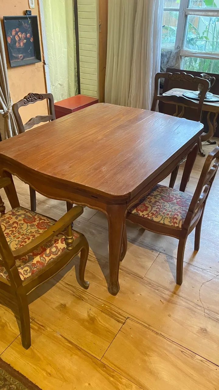 Mesa de jantar em Imbuia maciça com 4 cadeiras