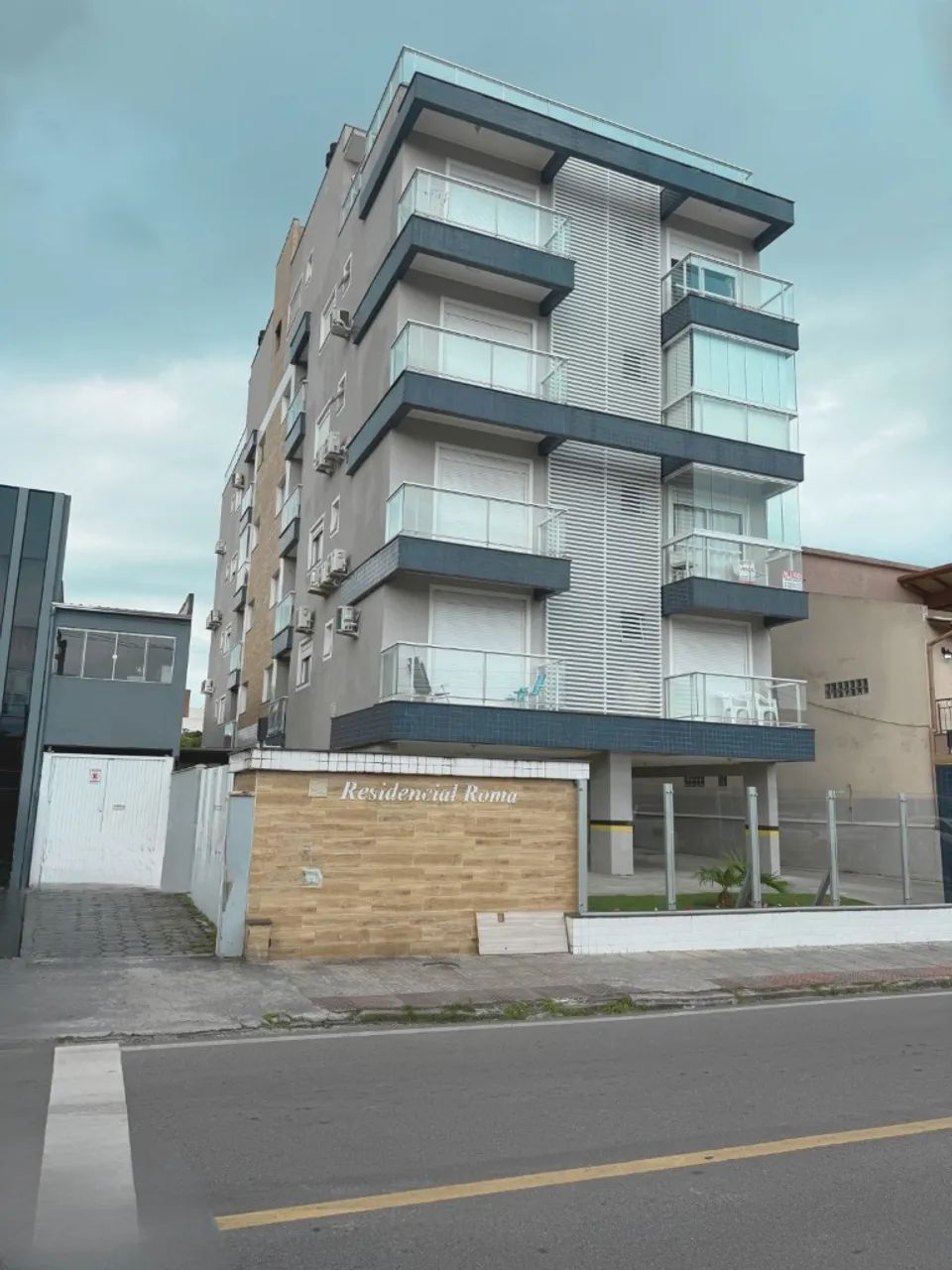 Apartamento mobiliado com 2 quartos + sacada em ótima localização nos Ingleses! - Foto 2