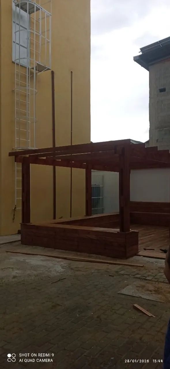 Pergolado e deck em madeira  - Foto 2