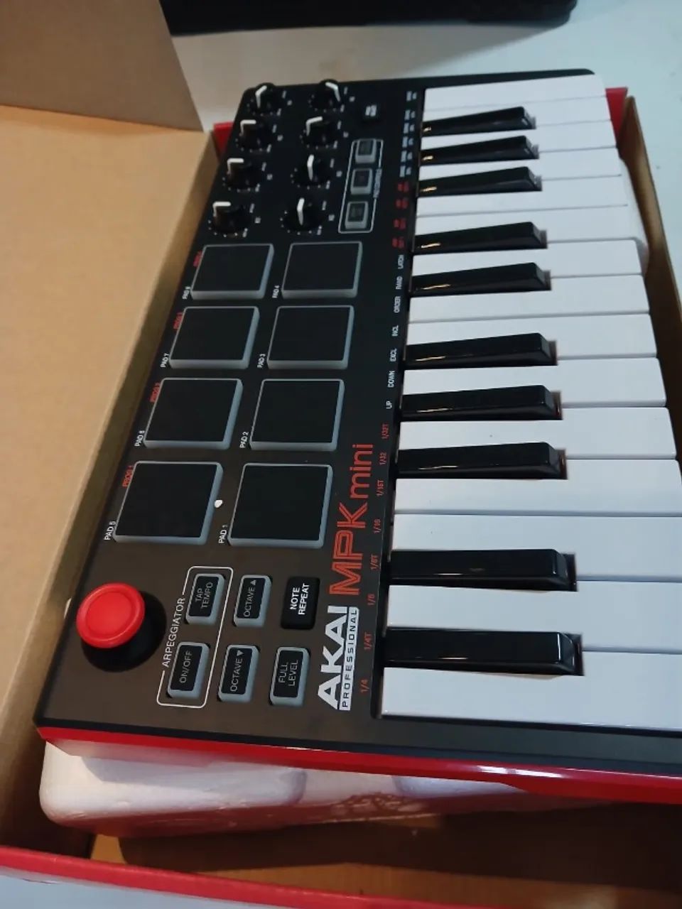 CONTROLADOR MÍDI AKAI MPK  - Foto 3