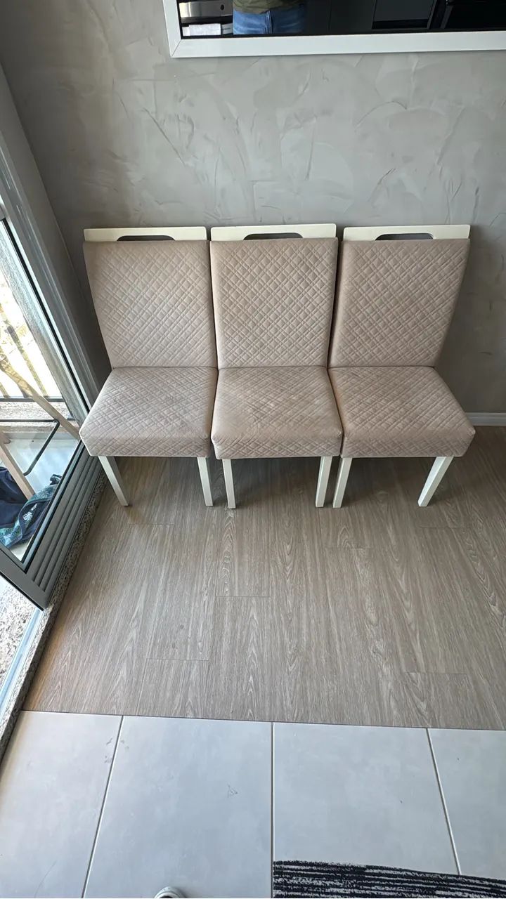 Mesa 4 lugares com cadeiras estofadas e espelho de parede  - Foto 4