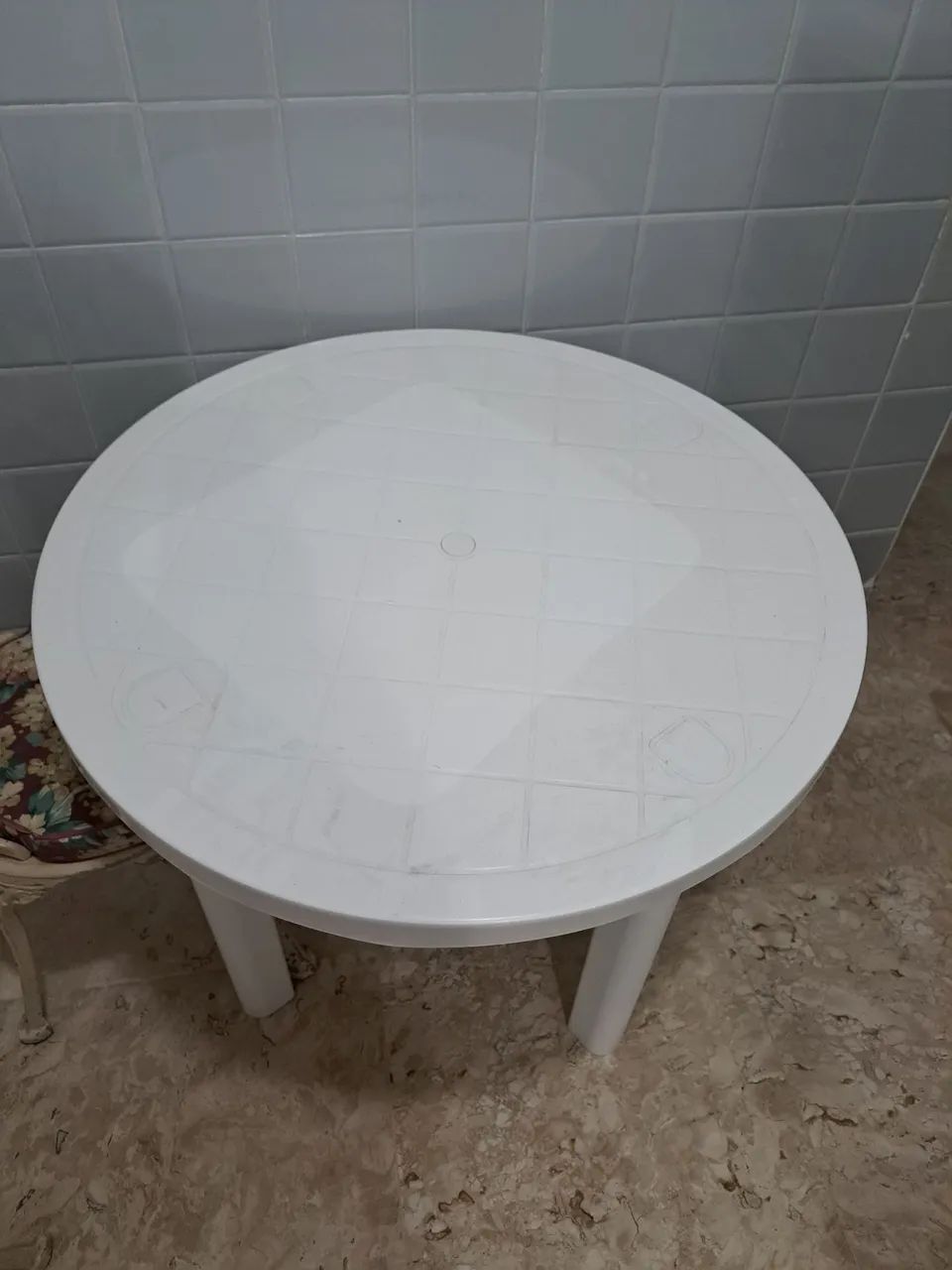 Mesa redonda e duas cadeiras brancas de plástico  - Foto 2