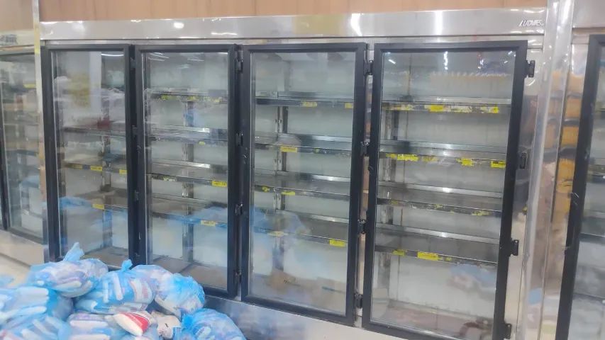 Expositor de frios, todo em aço inox. Funcionando perfeitamente. Valor: 15.000,00 reais.