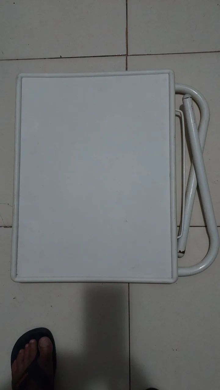 Mesa portátil prá refeições. 
