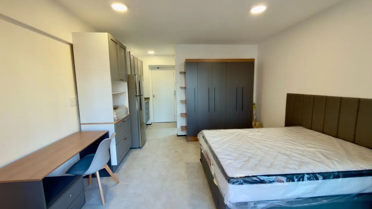 Studio com 32 metros com varanda mobiliado ao lado da PUc - Foto 3