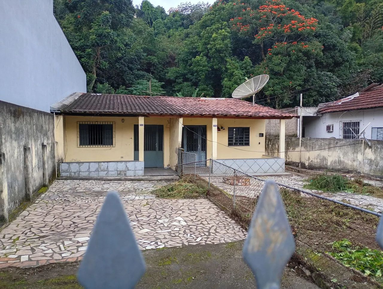 Terreno com 2 casas geminadas  - Foto 2