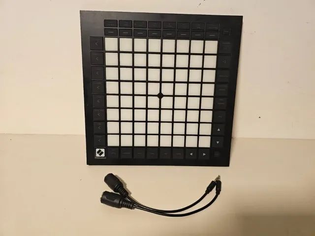 Controlador Novation Launchpad Pro MK3 com cabos