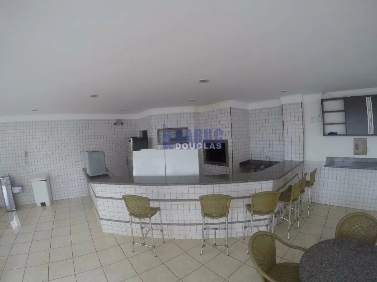 Aluga-se apartamento com 3 quartos sendo 1 suíte, sacada com churrasqueira e pia, 2 vagas, - Foto 4