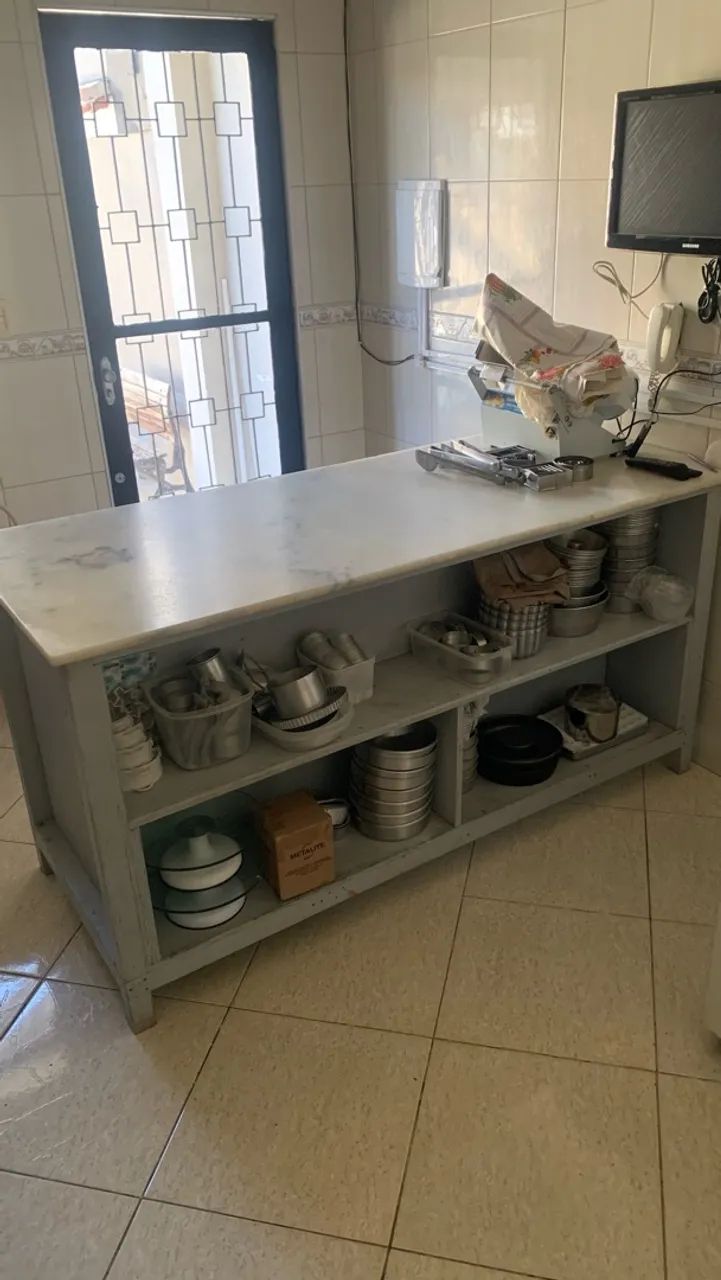 Mesa de madeira com tampo de mármore  - Foto 5