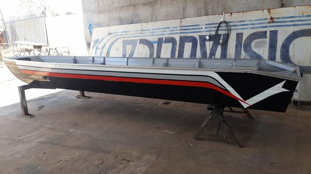 Barco com motor e carretinha