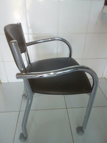 Cadeira em Aço Cromado com Rodinhas - Foto 2