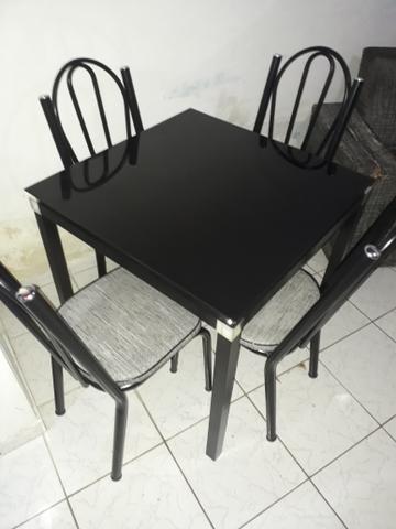 Vendo uma mesa em perfeito estado