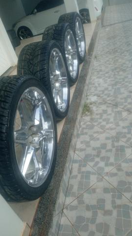 Vende-se roda cromada aro 24 universal já vai completa com os pneus