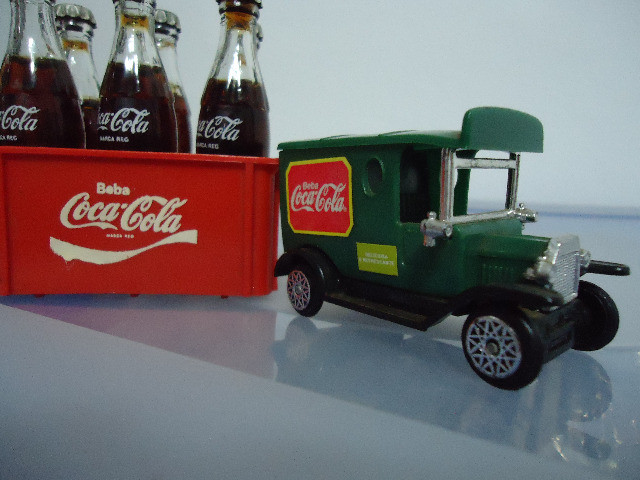 Anos 90 Mini caminhão de plástico coca cola com pequeno dano na