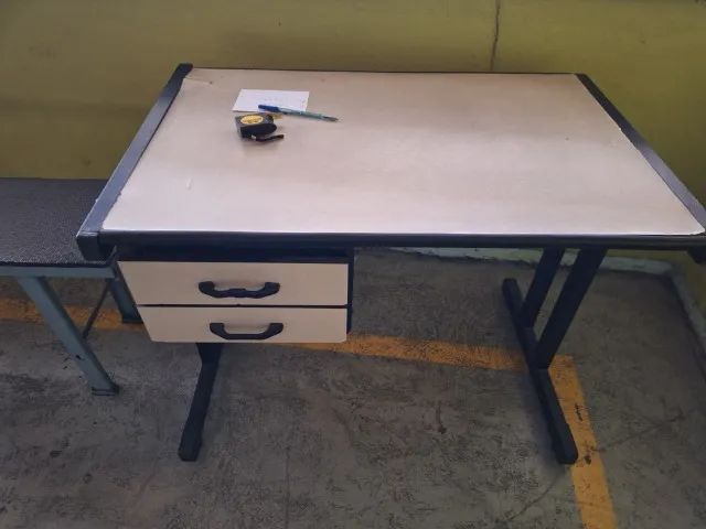 Mesa 1.00x060 e outra 1.50x0.70
