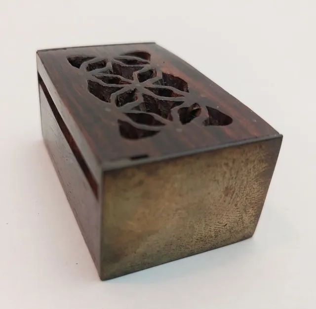 Caixinha Bau, em Madeira tampa C/Grafismo, Apliques em Metal - Foto 3