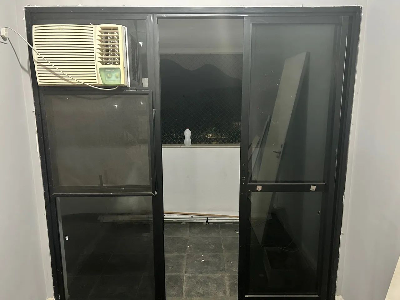 Vendo Porta de Correr em Vidro Blindex Fume - Foto 5