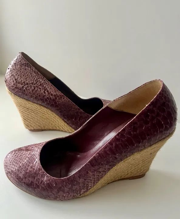 Sandália anabela couro vinho animal print