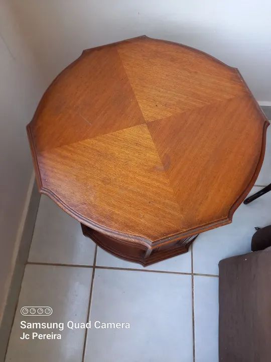 Vendo 2 mesinhas de canto antiga de madeira.  - Foto 2