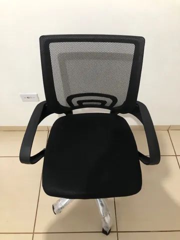 Cadeira de escritório executiva giratória nova na caixa com base cromada - Foto 3
