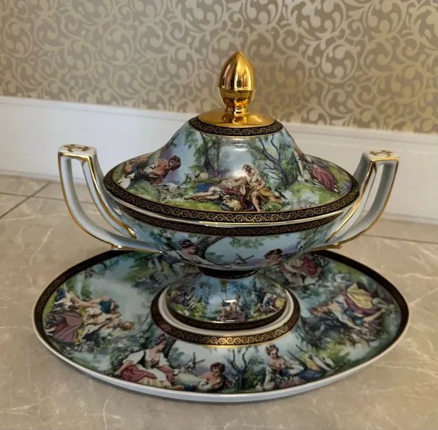 Peça Rarissima Sopeira pintada toda a mão com detalhes em ouro.