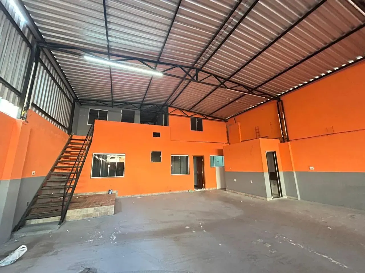 Galpão para locação no Sol e Mar em Macaé/RJ, 250m2, Escritórios e Banheiros.