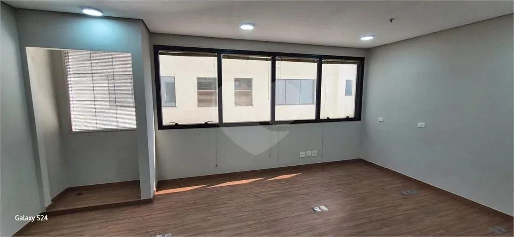 Salas comerciais (02) com total de 37m² cada, com banheiros individuais e vagas,
