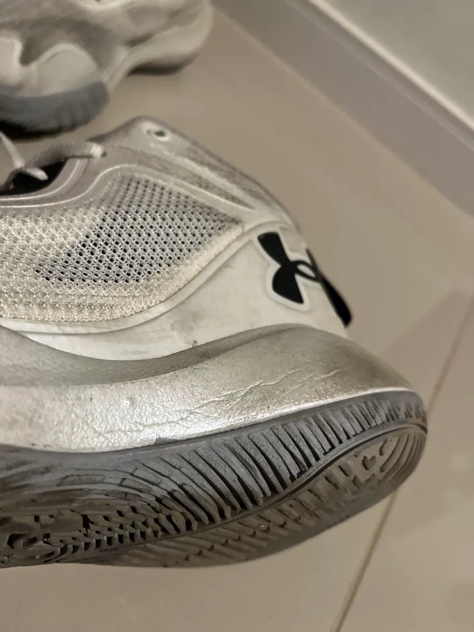 TÊNIS DE BASQUETE DA UNDER ARMOUR - Foto 2