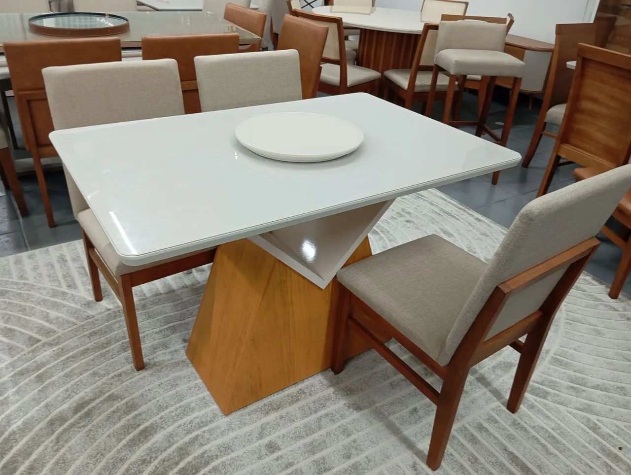 Mesa para sua sala de jantar com cadeiras de madeira maciça 